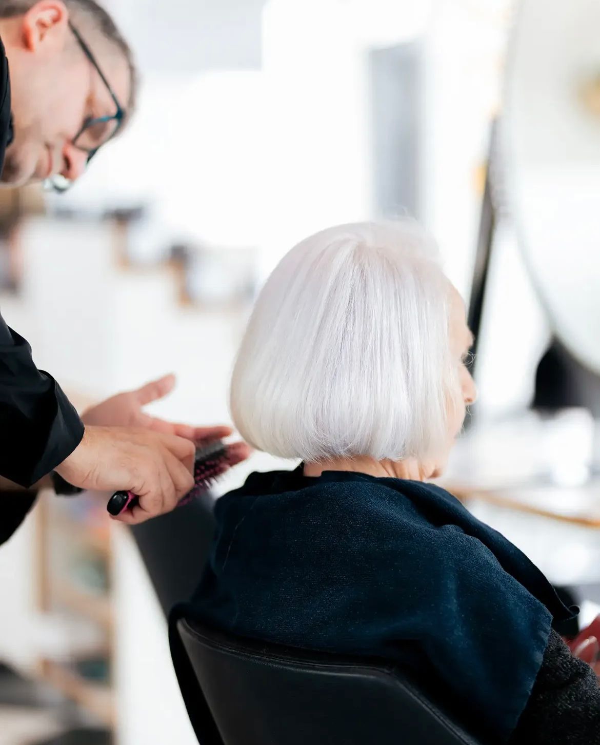 Brushing carré sur cheveux blancs — salon Philippe Ester