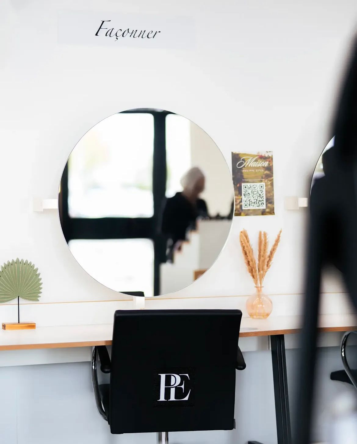Espace coiffage Philippe Ester — miroir rond et chaise PE