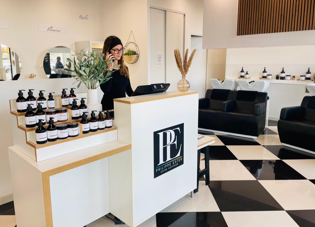 Intérieur du salon Philippe Ester — accueil et espace bac à shampooing