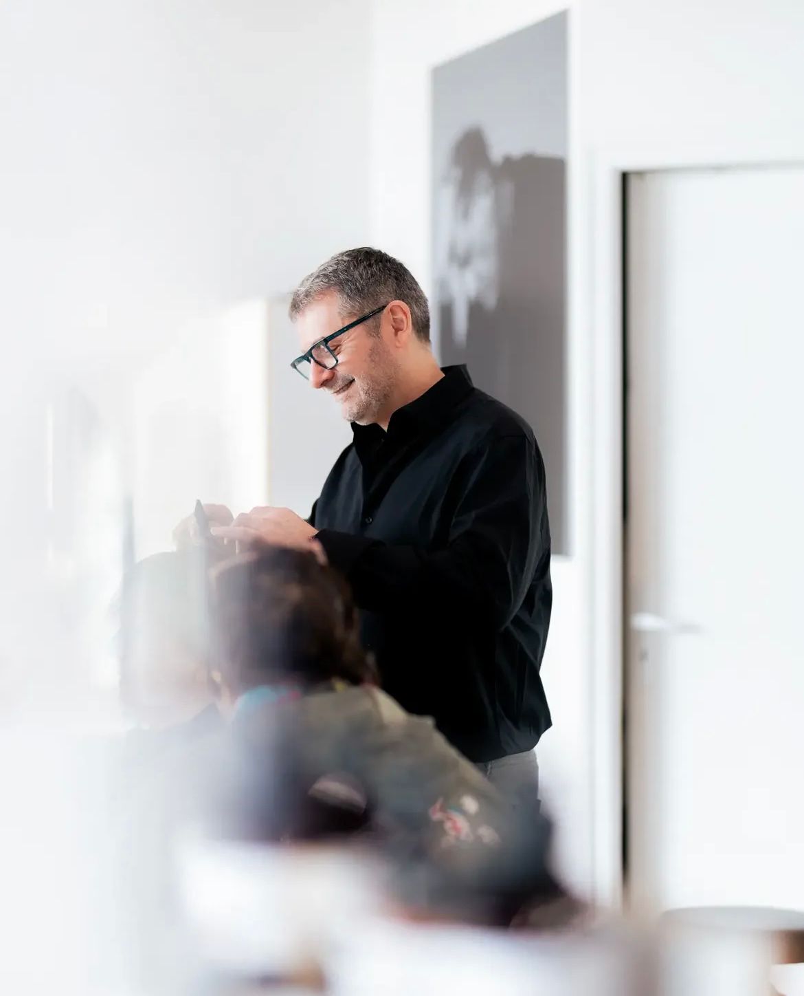 Philippe Ester au travail dans son salon
